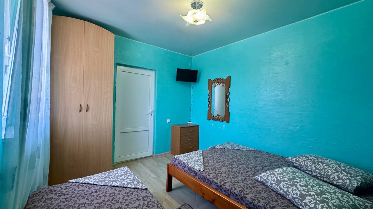 Номер з блакитними стінами